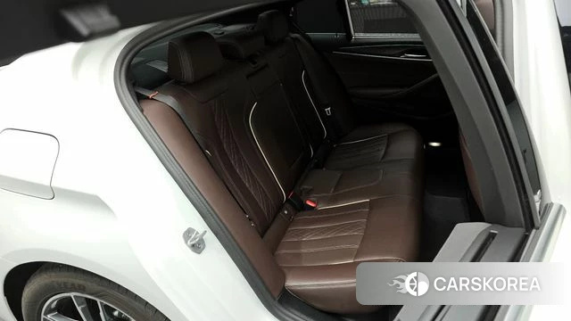 BMW 5 Series (G30) 2023 Белый из Кореи, фото 3