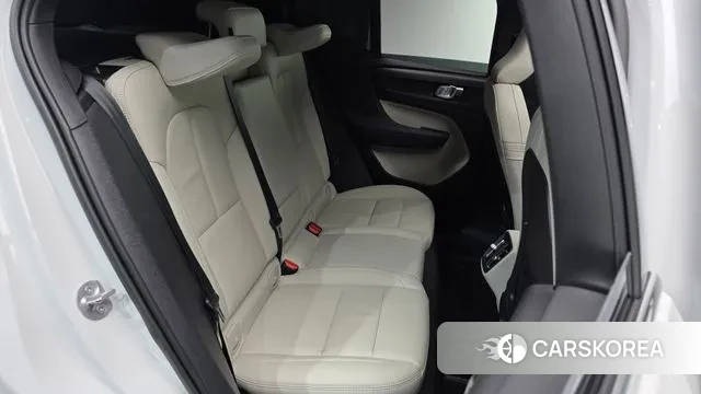 Volvo XC40 2023 Белый из Кореи, фото 3