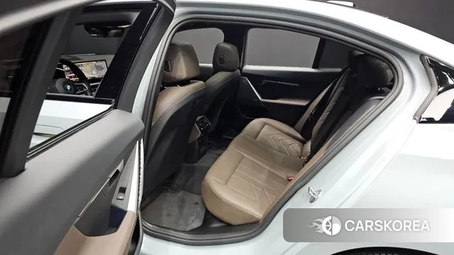 BMW 5 Series (G60) 2024 Светло-серебряный цвет из Кореи, фото 3