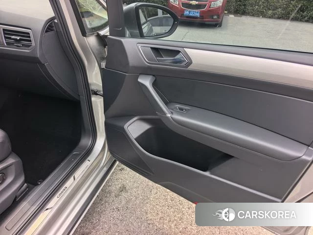 Volkswagen Touran L 2021 Серебристо-серый из Китая, фото 3