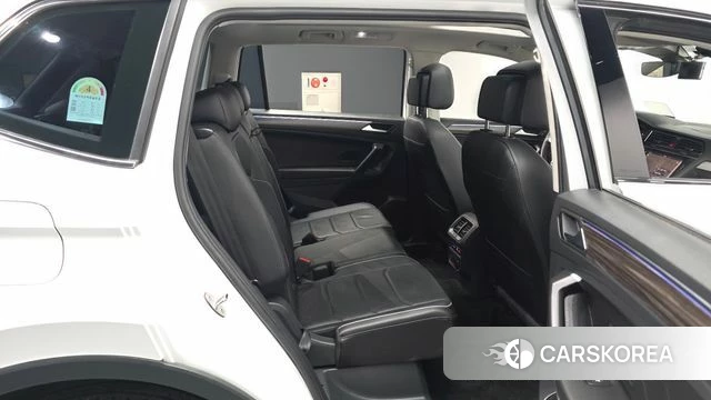 Volkswagen Tiguan Allspace 2023 Белый из Кореи, фото 3