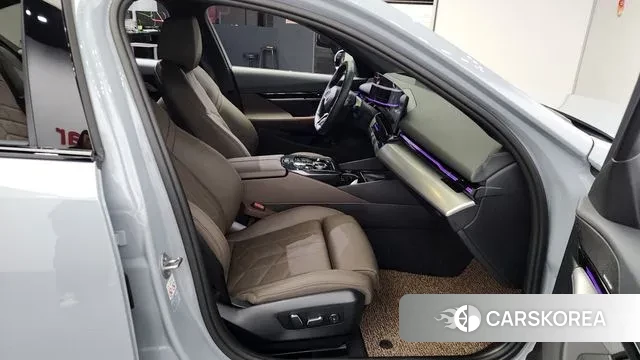 BMW 5 Series (G60) 2023 Цвет галактики из Кореи, фото 3