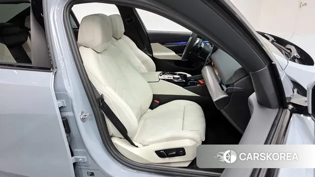 BMW 5 Series (G60) 2025 Небесно-голубой из Кореи, фото 3