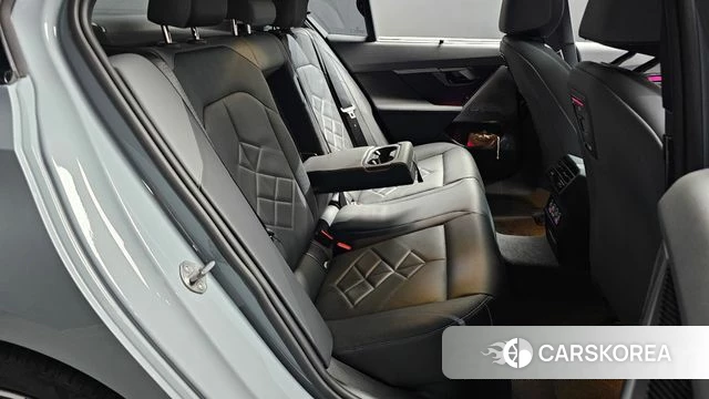 BMW 5 Series (G60) 2024 Светло-серебряный цвет из Кореи, фото 3
