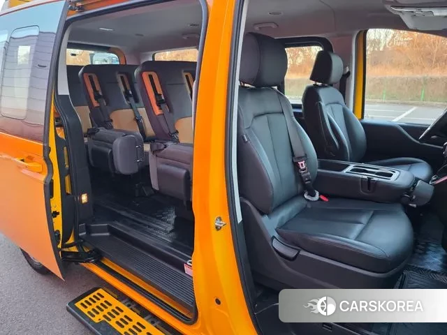 Hyundai Staria 2023 Желтый из Кореи, фото 3