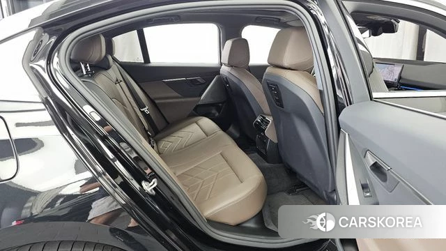 BMW 5 Series (G60) 2024 Черный из Кореи, фото 3