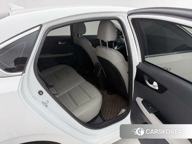 Kia K3 2023 Белый из Китая, фото 3