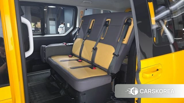Hyundai Staria 2023 Желтый из Кореи, фото 3