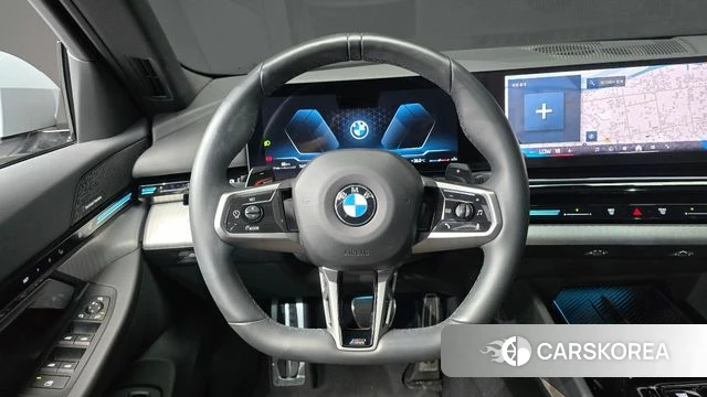 BMW 5 Series (G60) 2024 Светло-серебряный цвет из Кореи, фото 3