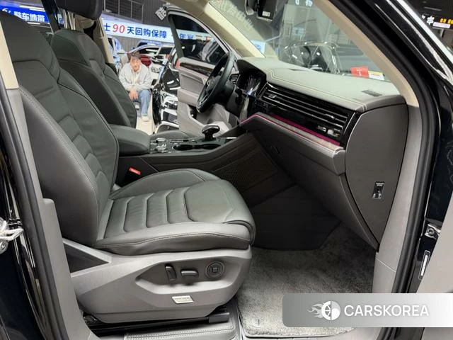 Volkswagen Touareg 2024 Черный из Китая, фото 3