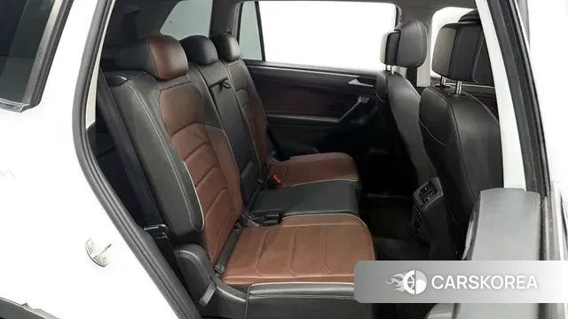 Volkswagen Tiguan Allspace 2023 Белый из Кореи, фото 3