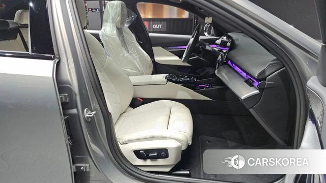 BMW 5 Series (G60) 2026 Серебристо-серый из Кореи, фото 3