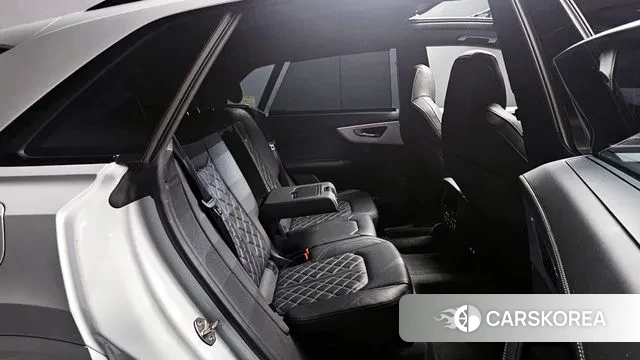 Audi Q8 (4M) 2023 Белый из Кореи, фото 3