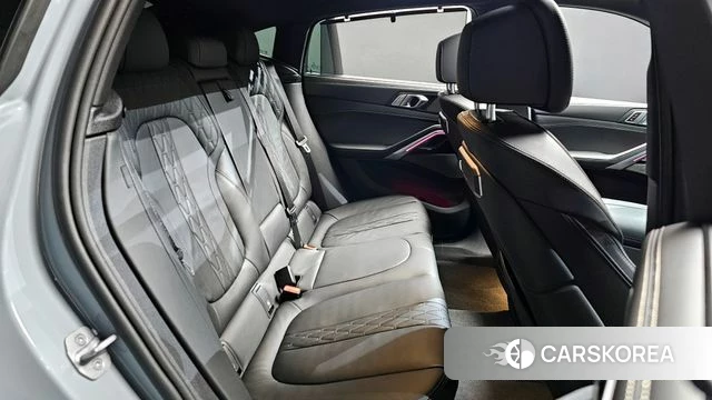 BMW X6 (G06) 2025 Светло-серебряный цвет из Кореи, фото 3