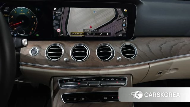 Mercedes-Benz E-Class W213 2023 Белый из Кореи, фото 3