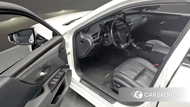 Lexus ES300h 7th generation 2020 Белый из Кореи, фото 3