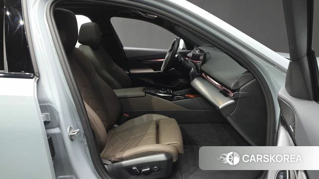 BMW 5 Series (G60) 2025 Серебристо-серый из Кореи, фото 3