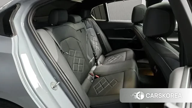 BMW 5 Series (G60) 2024 Светло-серебряный цвет из Кореи, фото 3