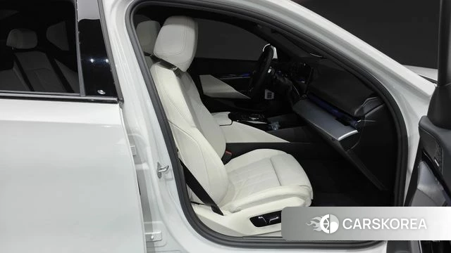 BMW 5 Series (G60) 2025 Белый из Кореи, фото 3