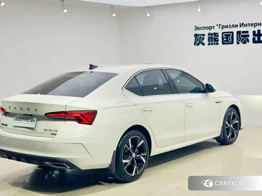 Skoda Octavia 2022 Белый из Китая, фото 3