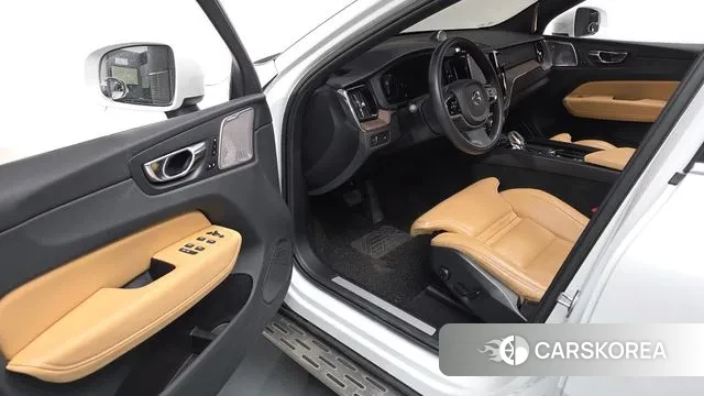 Volvo XC60 second Generation 2022 Белый из Кореи, фото 3
