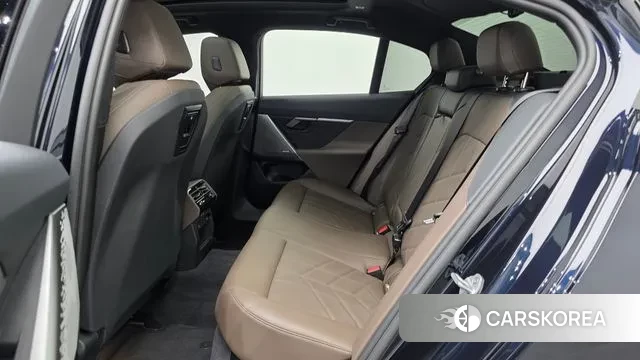 BMW 5 Series (G60) 2025 Черный из Кореи, фото 3