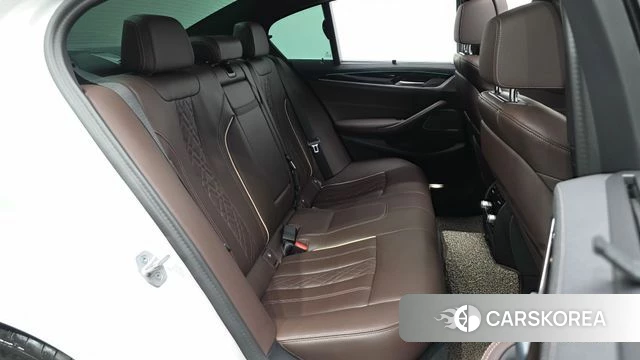 BMW 5 Series (G30) 2023 Белый из Кореи, фото 3
