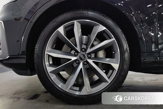Audi Q7 2022 Черный из Китая, фото 3
