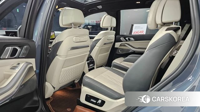 BMW X7 (G07) 2023 Светло-серебряный цвет из Кореи, фото 3
