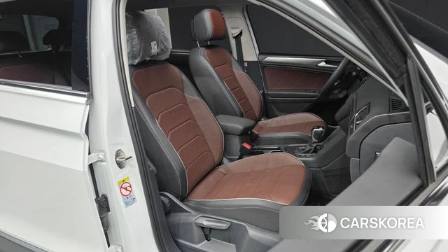 Volkswagen Tiguan Allspace 2024 Белый из Кореи, фото 3