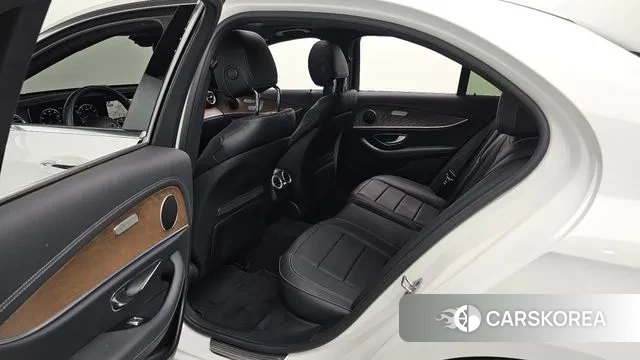 Mercedes-Benz E-Class W213 2022 Белый из Кореи, фото 3