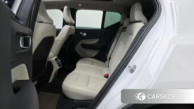 Volvo XC40 2023 Белый из Кореи, фото 3