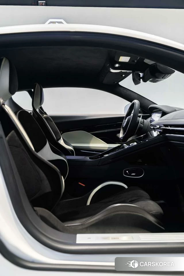 Aston Martin DB12 2024 Белый из Китая, фото 3