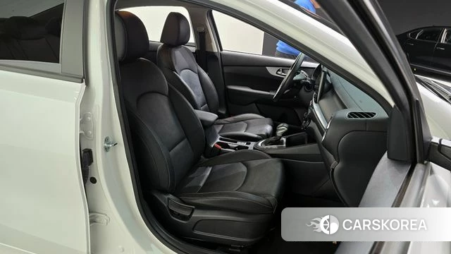 Kia The New K3 2nd generation 2021 Белый из Кореи, фото 3