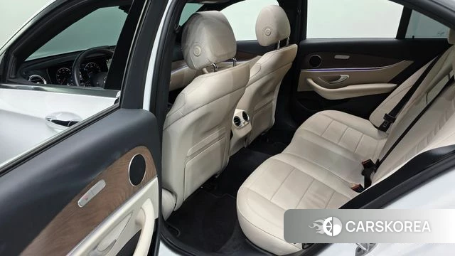 Mercedes-Benz E-Class W213 2023 Белый из Кореи, фото 3