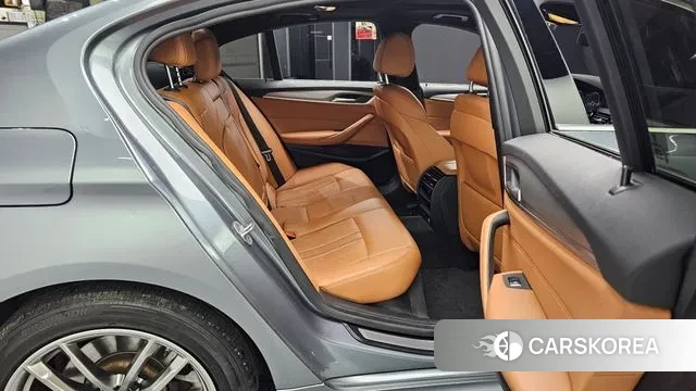 BMW 5 Series (G30) 2018 Серебристо-серый из Кореи, фото 3