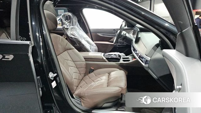 BMW 7 Series (G70) 2023 Черный из Кореи, фото 3