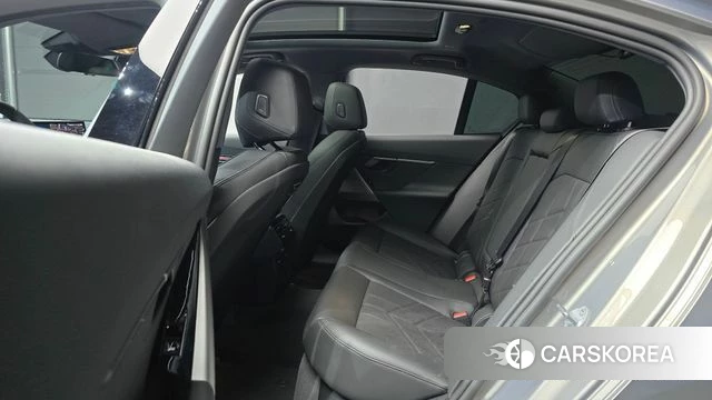 BMW 5 Series (G60) 2025 Серебристо-серый из Кореи, фото 3