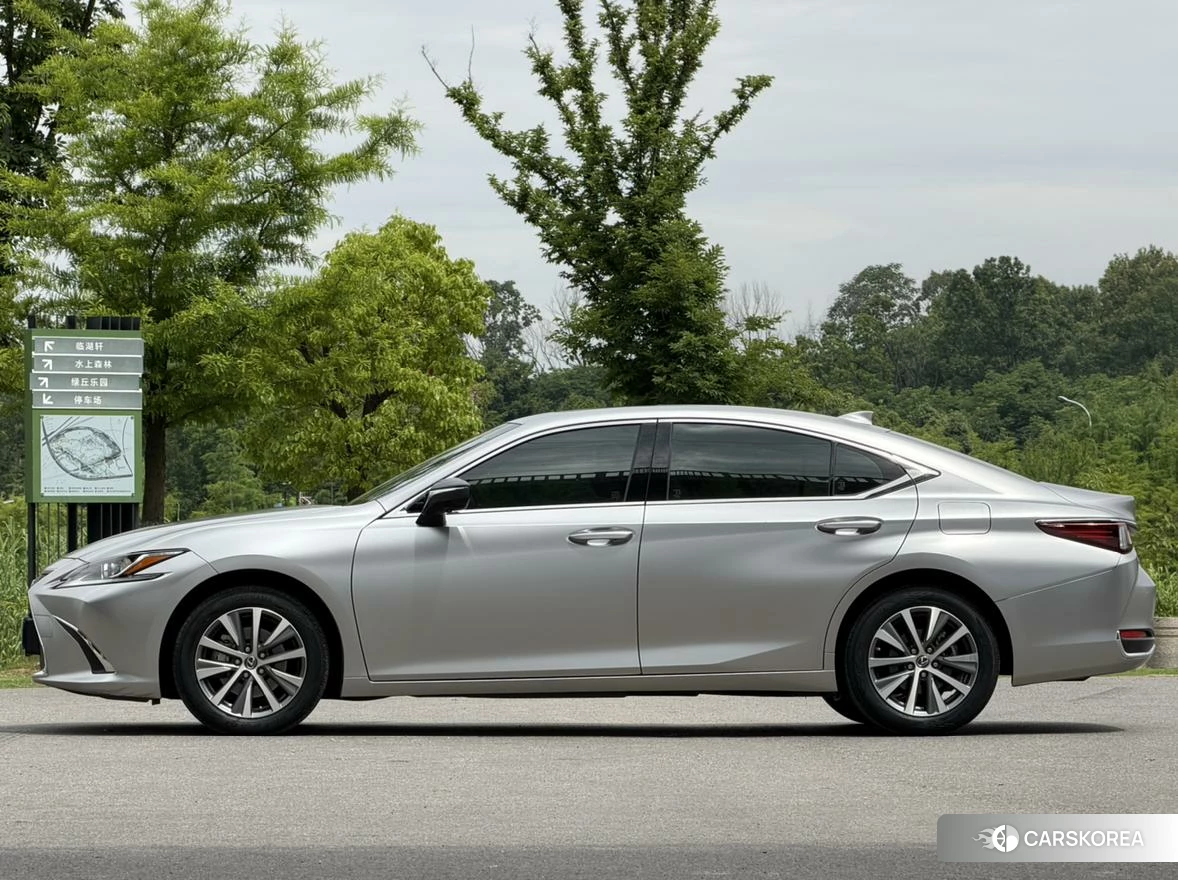Lexus ES 2021 Серебристо-серый из Китая, фото 3