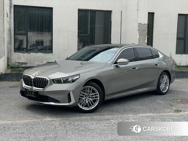 BMW 5 series 2025 Серебристо-серый из Китая, фото 3