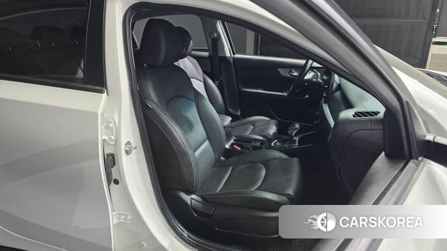 Kia The New K3 2nd generation 2021 Белый из Кореи, фото 3