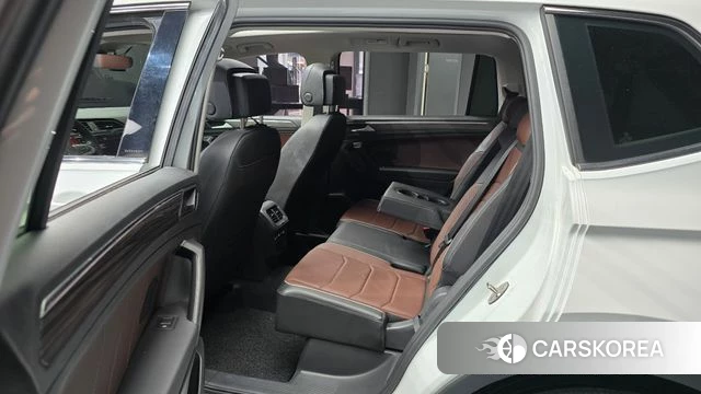Volkswagen Tiguan Allspace 2023 Белый из Кореи, фото 3