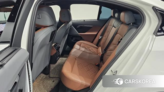 BMW 5 Series (G60) 2023 Белый из Кореи, фото 3