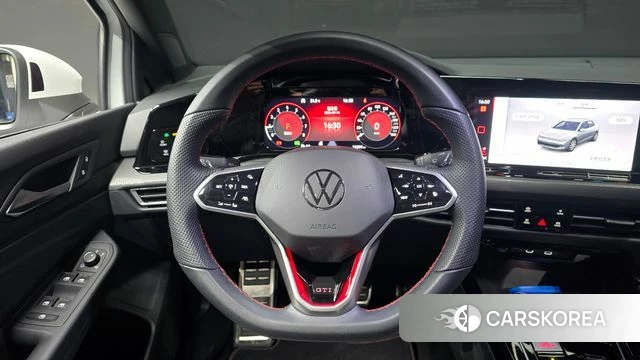Volkswagen Golf 8th Generation 2023 Белый из Кореи, фото 3