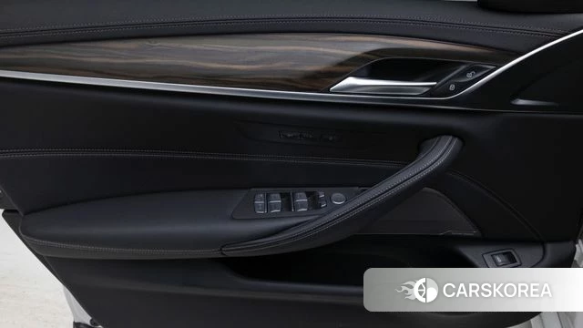 BMW 5 Series (G30) 2023 Белый из Кореи, фото 3