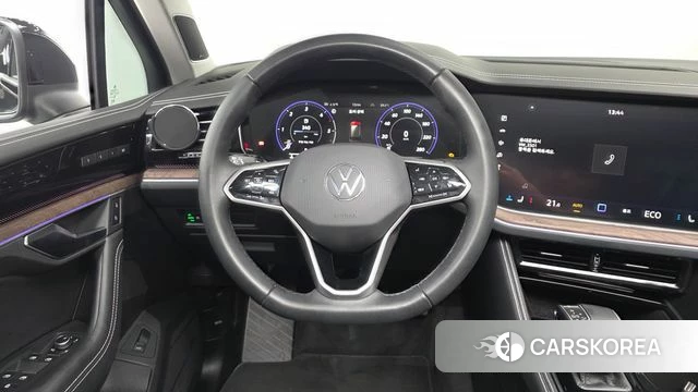 Volkswagen Touareg 3rd generation 2024 Черный из Кореи, фото 3