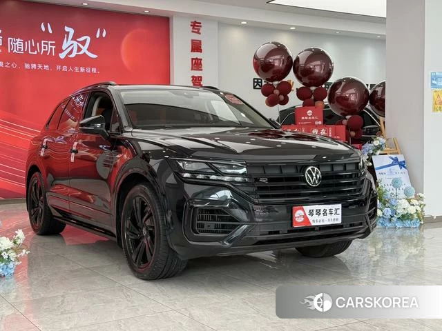 Volkswagen Touareg 2023 Черный из Китая, фото 3