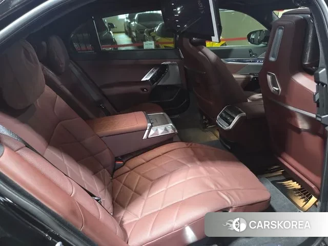 BMW 7 Series (G70) 2024 Золотой двухцветный из Кореи, фото 3