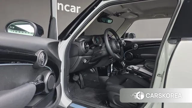 Mini Cooper 2023 Белый из Кореи, фото 3