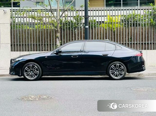 BMW 5 series 2025 Черный из Китая, фото 3